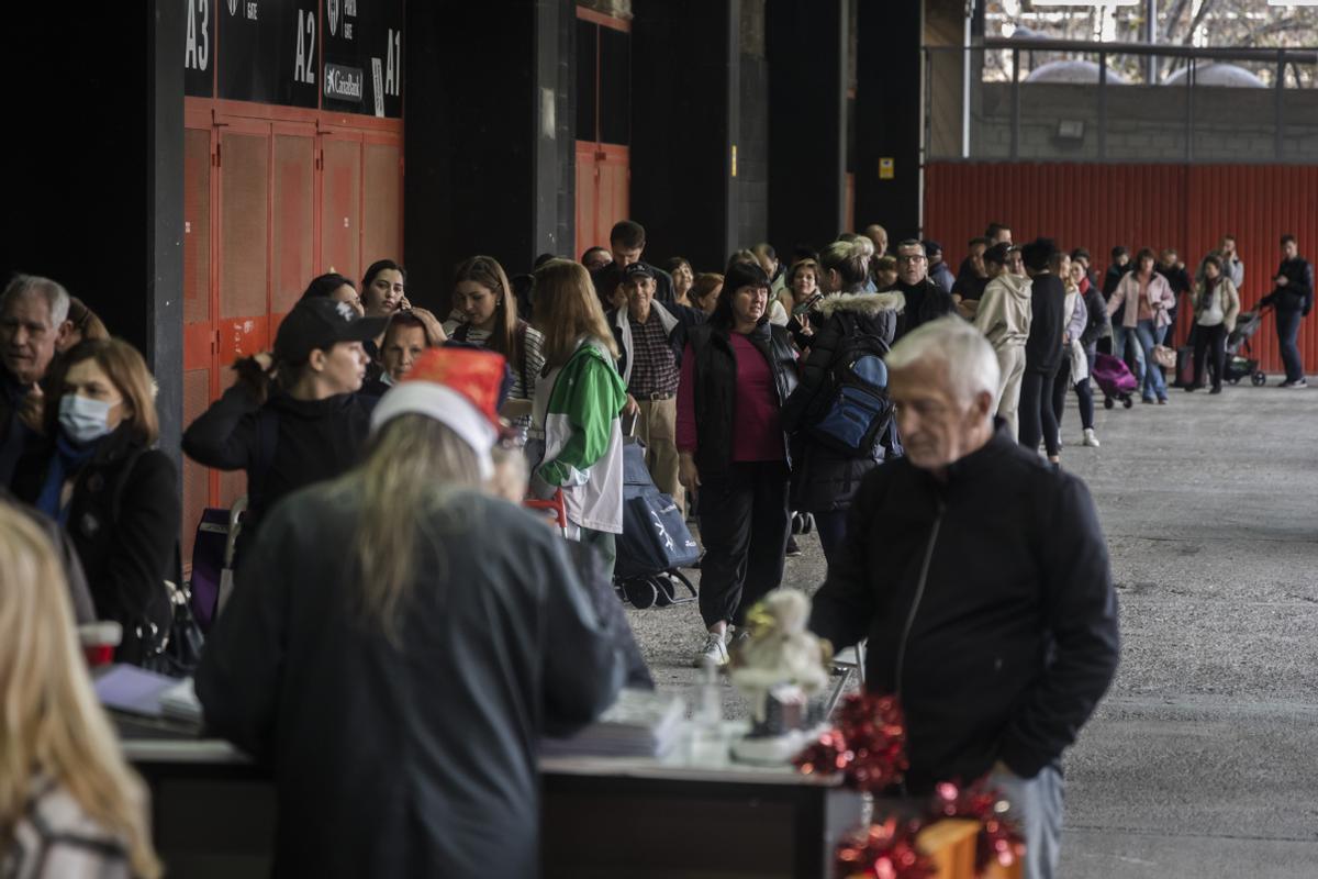 Valencia. Reparto del banco de Alimentos con alimentos navideños ante la Nochebuena en Mestalla