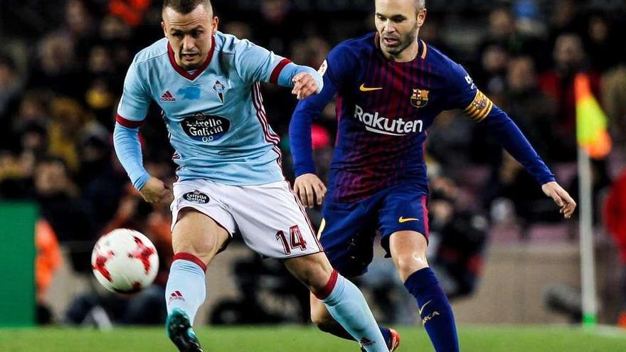 Stanislav Lobotka golpea el balón ante la presencia del barcelonista Andrés Iniesta. // LOF