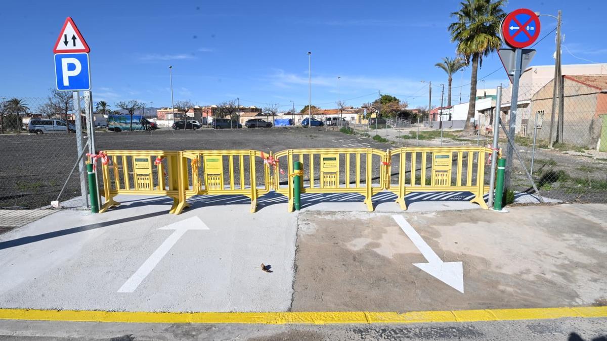 Entrada al aparcamiento municipal habilitado en el barrio del Cementerio Viejo de Elche, cerca del nuevo pabellón inclusivo