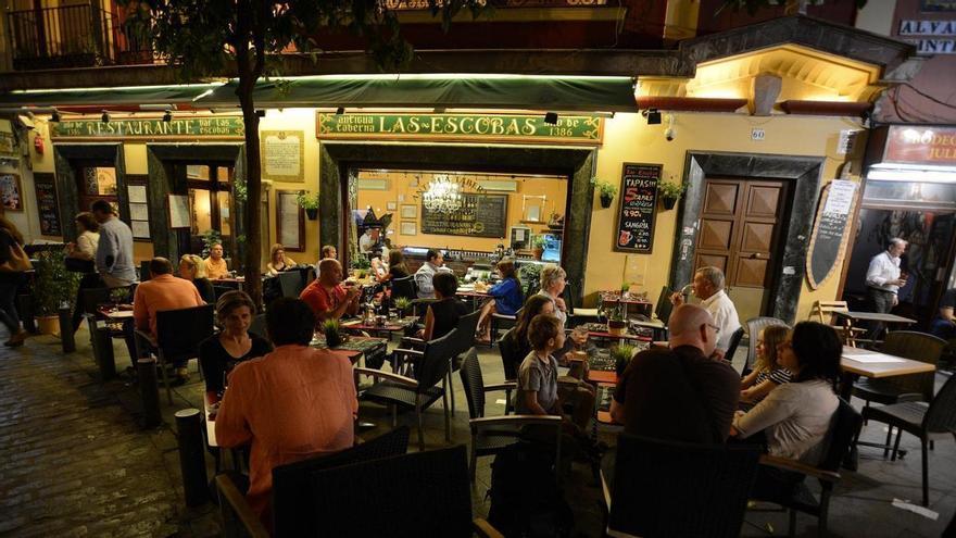 El bar de Sevilla con 640 años que vendía escobas y hoy sirve la mejor comida casera: "Por sus mesas pasaron Cervantes y Lope de Vega"