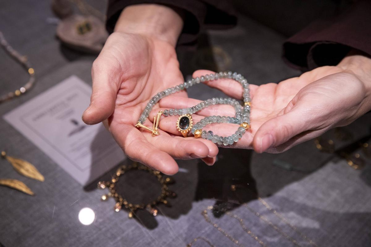 Barcelona, 27 de marzo de 2025. Reportaje sobre joyería arqueológica a Assumpta Bou en su taller en Barcelona