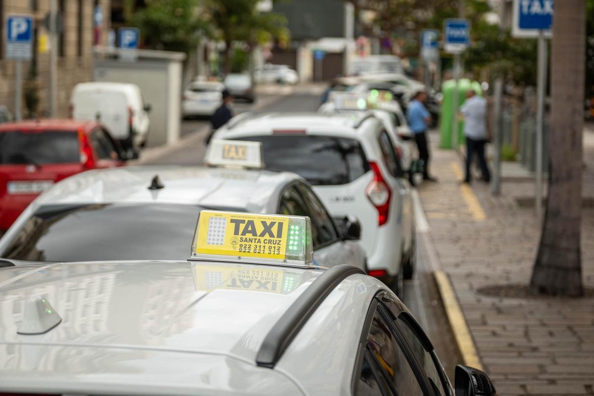 Taxis con la luz verde a la espera de atender a nuevos clientes