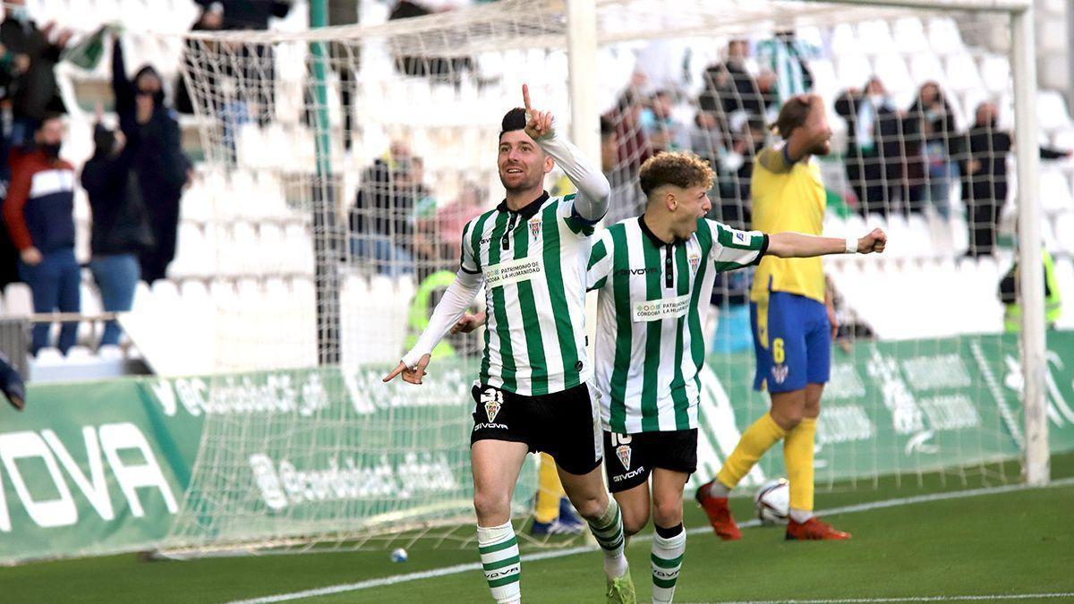 Javi Flores y Simo celebran un gol ante el Vélez en El Arcángel.