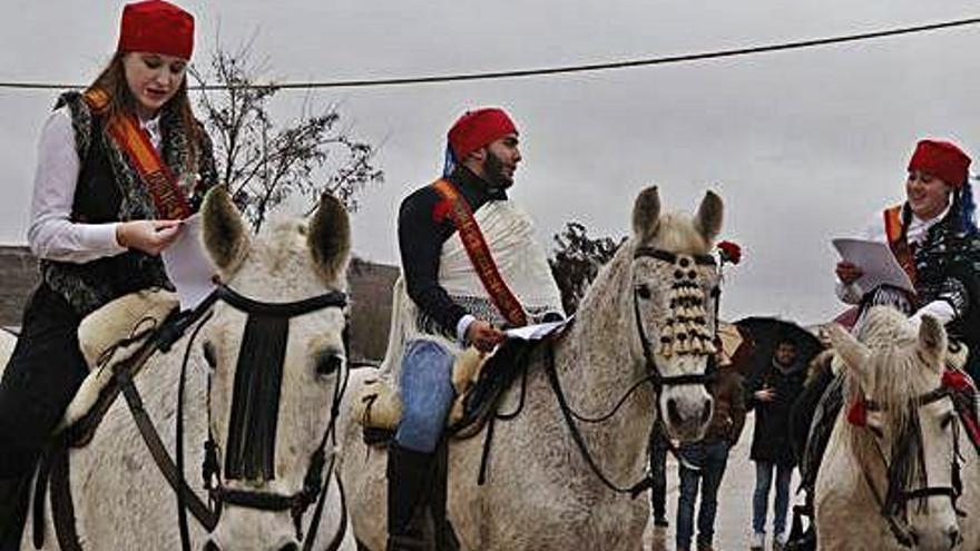 Los tres jóvenes que ayer protagonizaron la tradición en Torres del Carrizal.