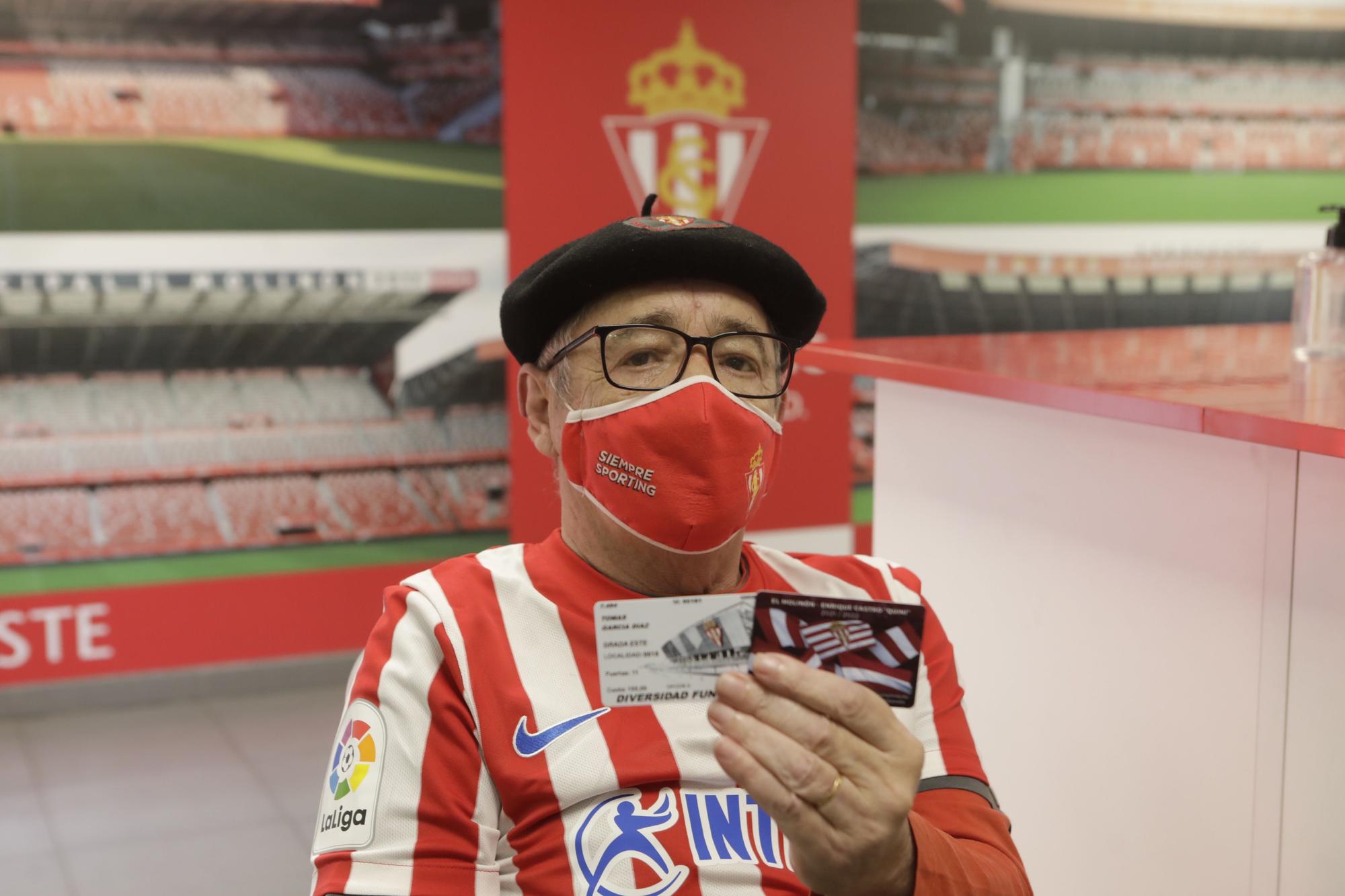 Los primeros aficionados del Sporting de Gijón renuevan sus abonos