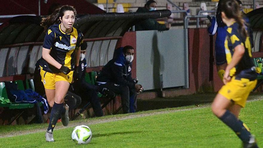 Eva Dios durante un partido en A Lomba contra el Arousana. |  // N. P.