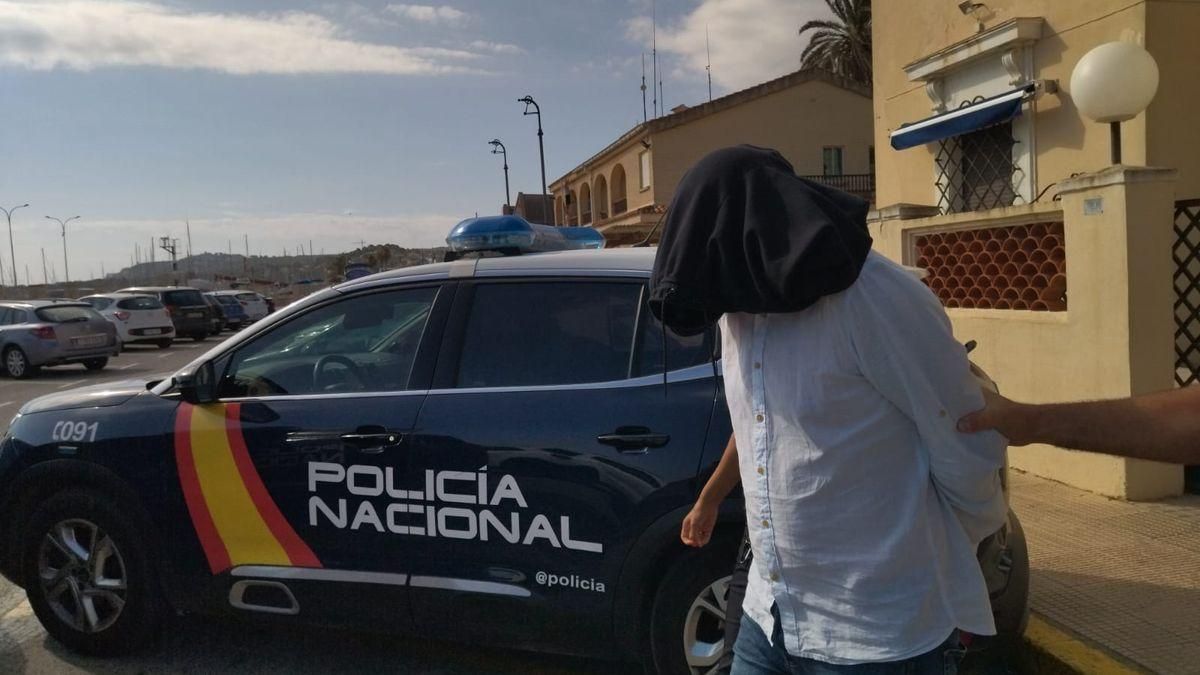 Imagen de uno de los detenidos saliendo de la Comisaría de Dénia.