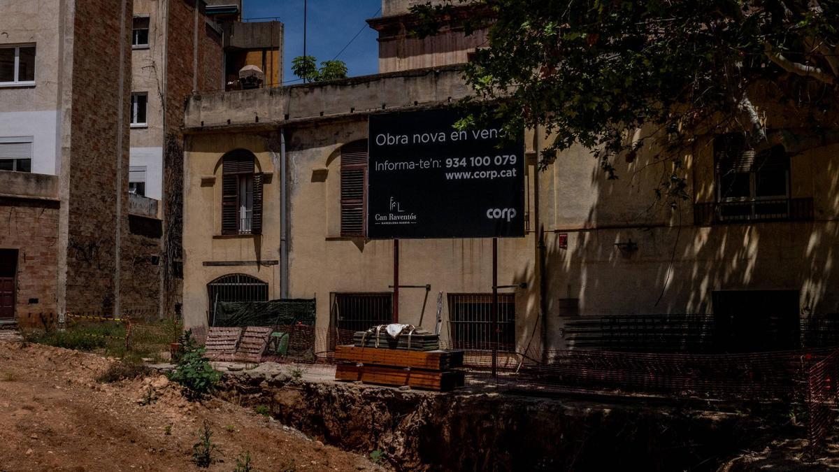 Un cartel de la promoción de pisos en la masía de Can Raventós, en el barrio de Sarrià, en Barcelona.