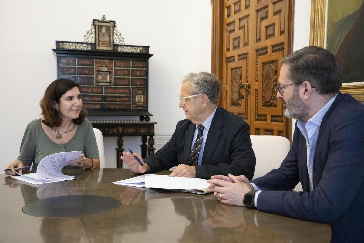 Firma del convenio entre la Diputación y la Consejería de Empleo.