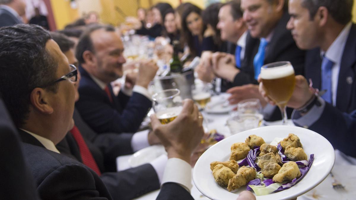 Un grupo de amigos disfruta de la cena del 'pescaíto' en su caseta