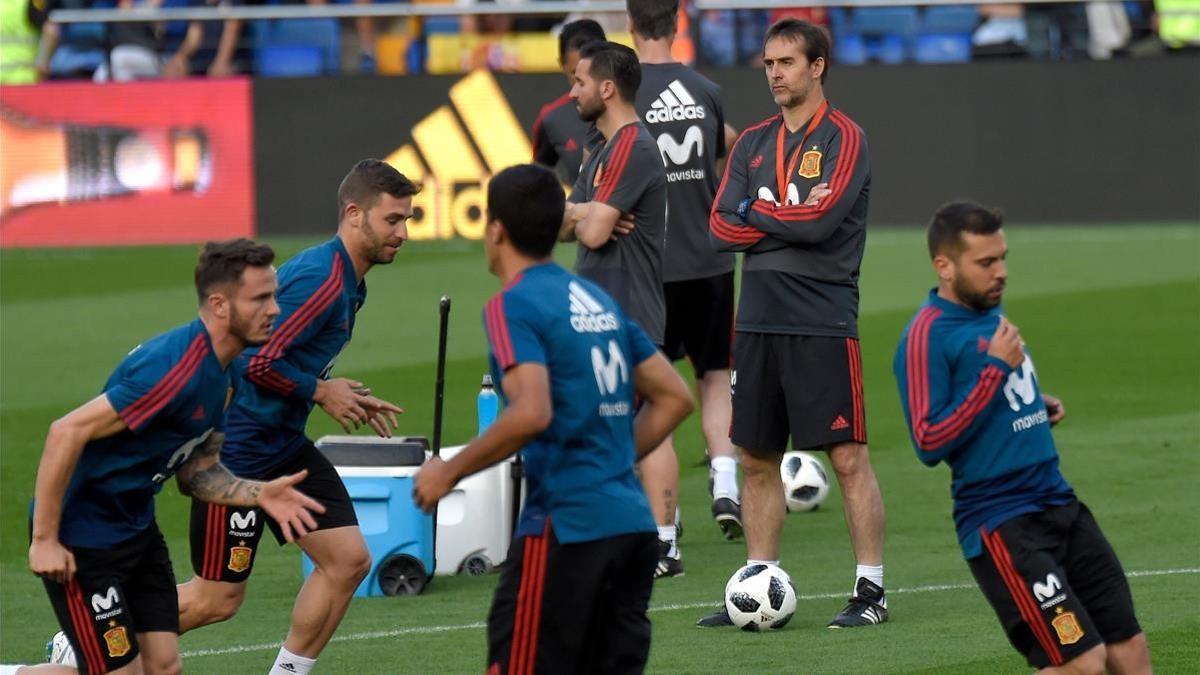 Lopetegui dirige el entrenamiento de 'la Roja'.