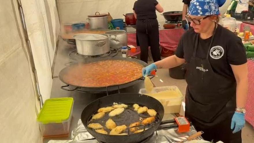 Los trabajadores de las Barracas de Murcia preparan la comida
