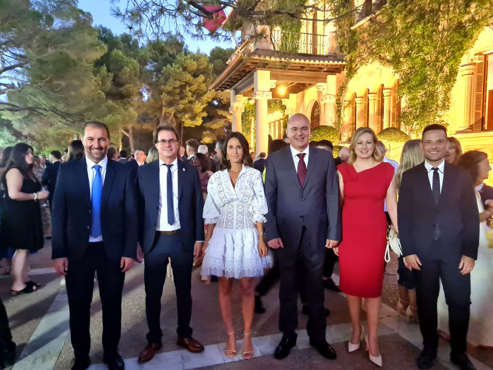 Mira aquí todas las fotos de la visita de los Reyes al Palacio Marivent para recibir a la sociedad balear