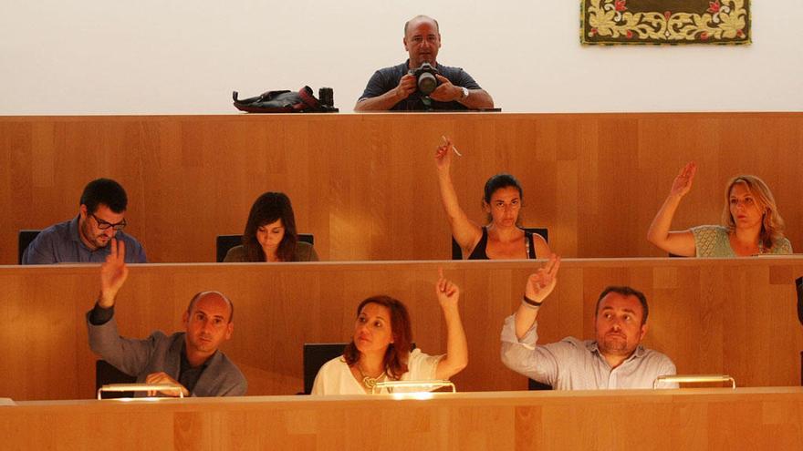 La bancada de la oposición, durante un pleno ordinario en la Diputación.