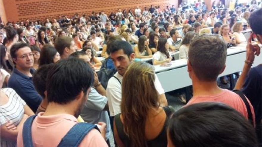 Muchos alumnos se quedaron de pie al no caber en la clase de Derecho Administrativo.