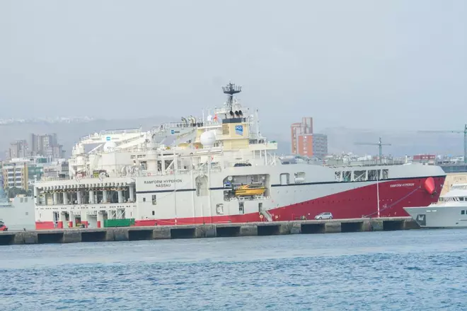 El barco más ancho del mundo y su hermano pequeño, en el Puerto de Las Palmas