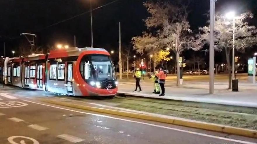 El nuevo tranvía de Zaragoza circulando por Valdespartera de madrugada