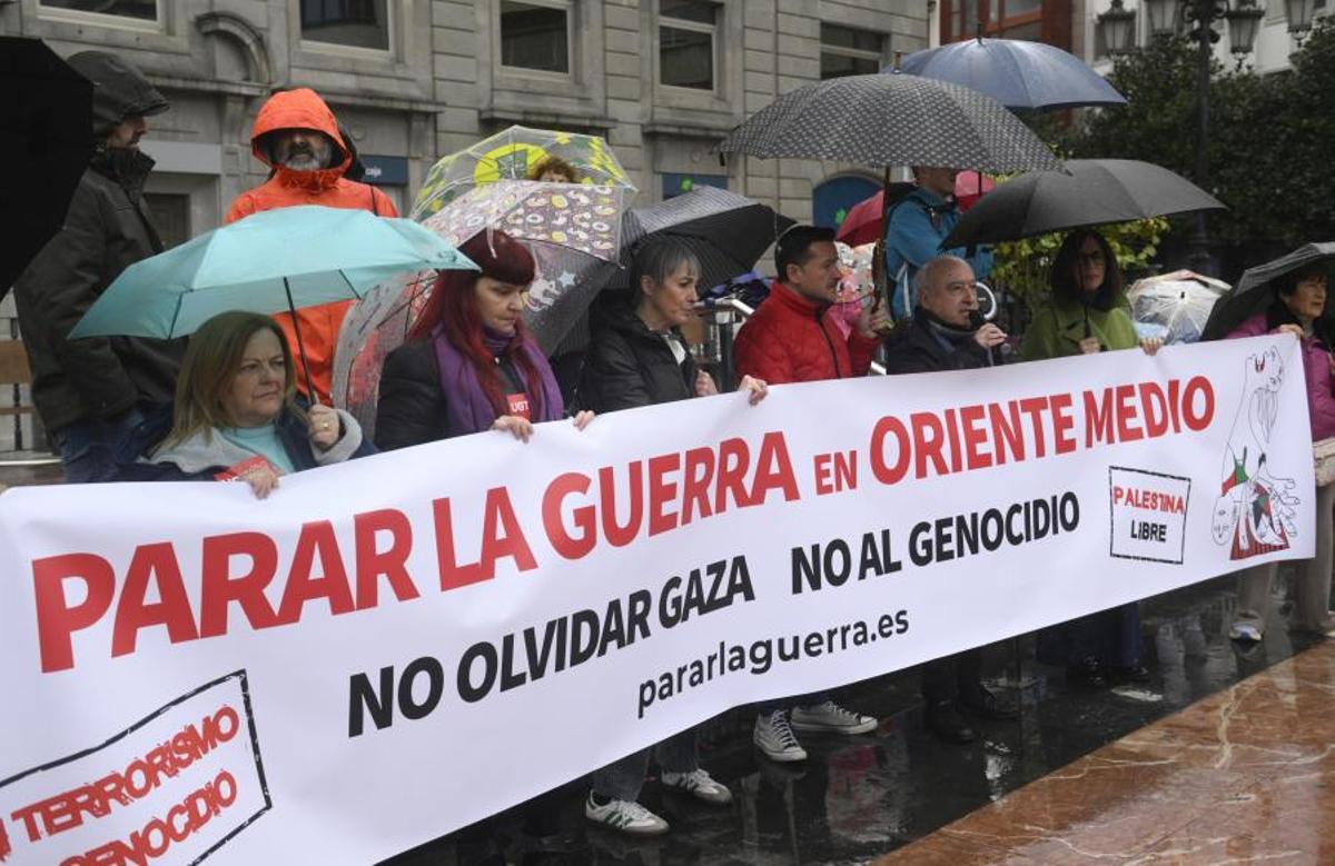 Asturias se ha sumado al llamamiento a parar la guerra en Irán con concentraciones en plazas y calles de nueve localidades de la región, que se han desarrollado bajo una intensa lluvia de forma simultánea a las protestas convocadas en 150 ciudades de toda España.
