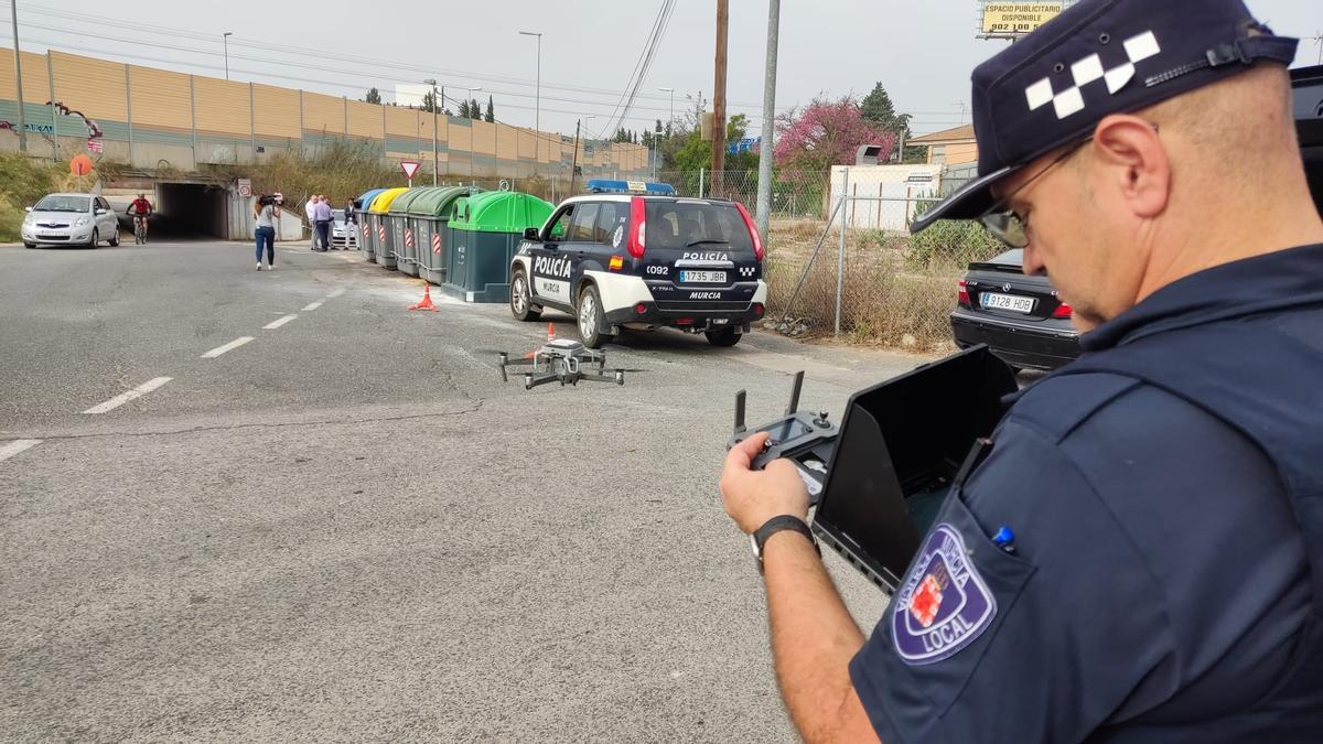 Un agente de Policía Local de Murcia controla un dron en Senda de Granada
