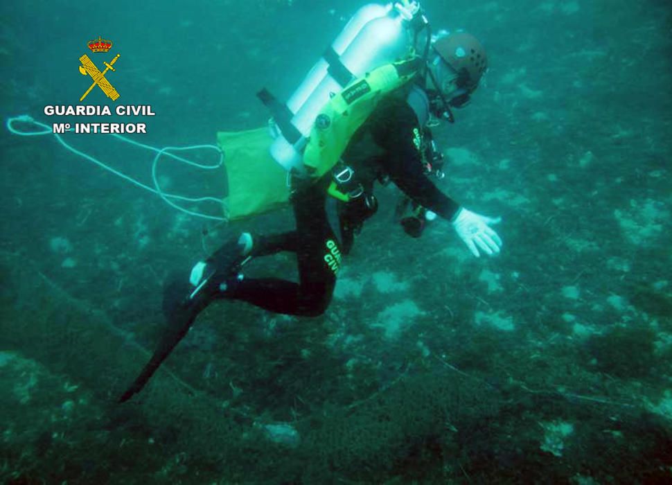 Retiran una red de pesca en Águilas por riesgo para la navegación y el buceo