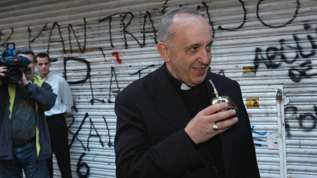 Jorge Bergoglio bebe mate, en una calle de Buenos Aires, el pasado 3 de marzo.