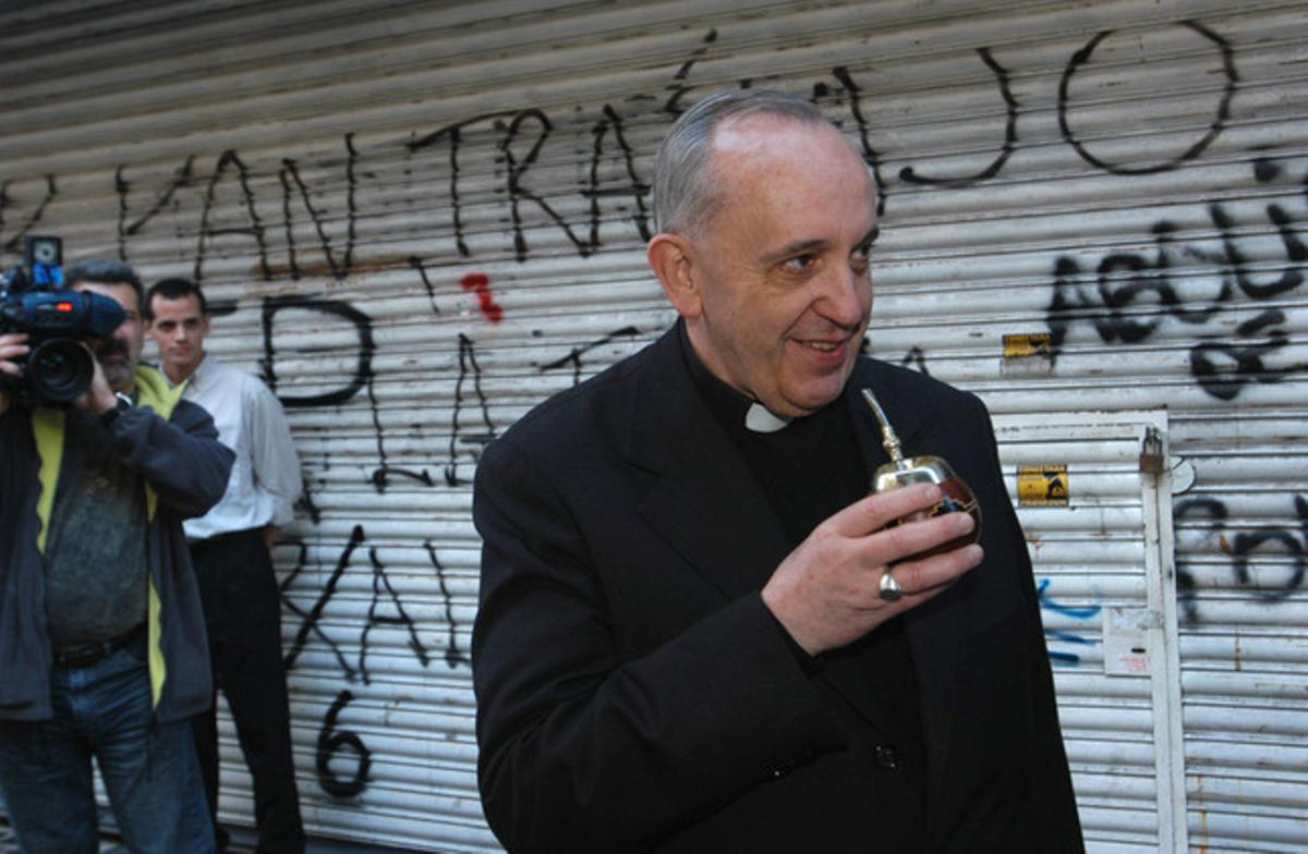 Jorge Bergoglio bebe mate, en una calle de Buenos Aires, el pasado 3 de marzo.