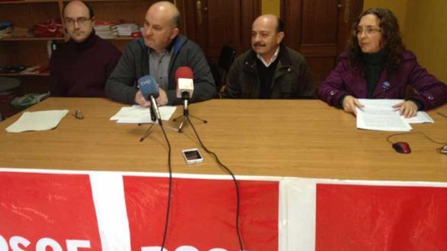 Rubén Cano, edil del PSOE; Celestino Díaz, secretario de comunicación; Miguel Ángel Arboleya, secretario general, y Flor Menéndez, portavoz y secretaria de organización, ayer, durante la rueda de prensa.