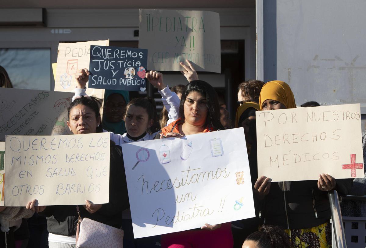 Protesta en el Centro de Salud del Barrio de la Coma por la falta de pediatra