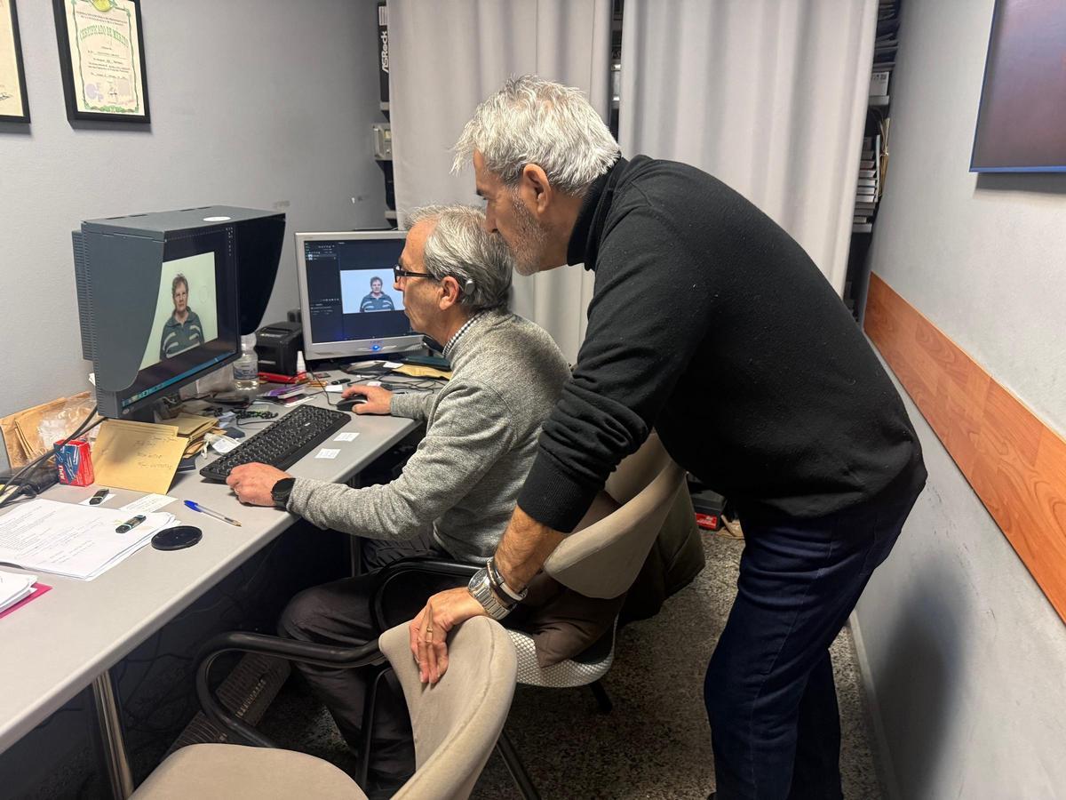 Los hermanos Patón trabajan codo con codo en la trastienda del oficio, revisando y retocando en el ordenador las imágenes del día.