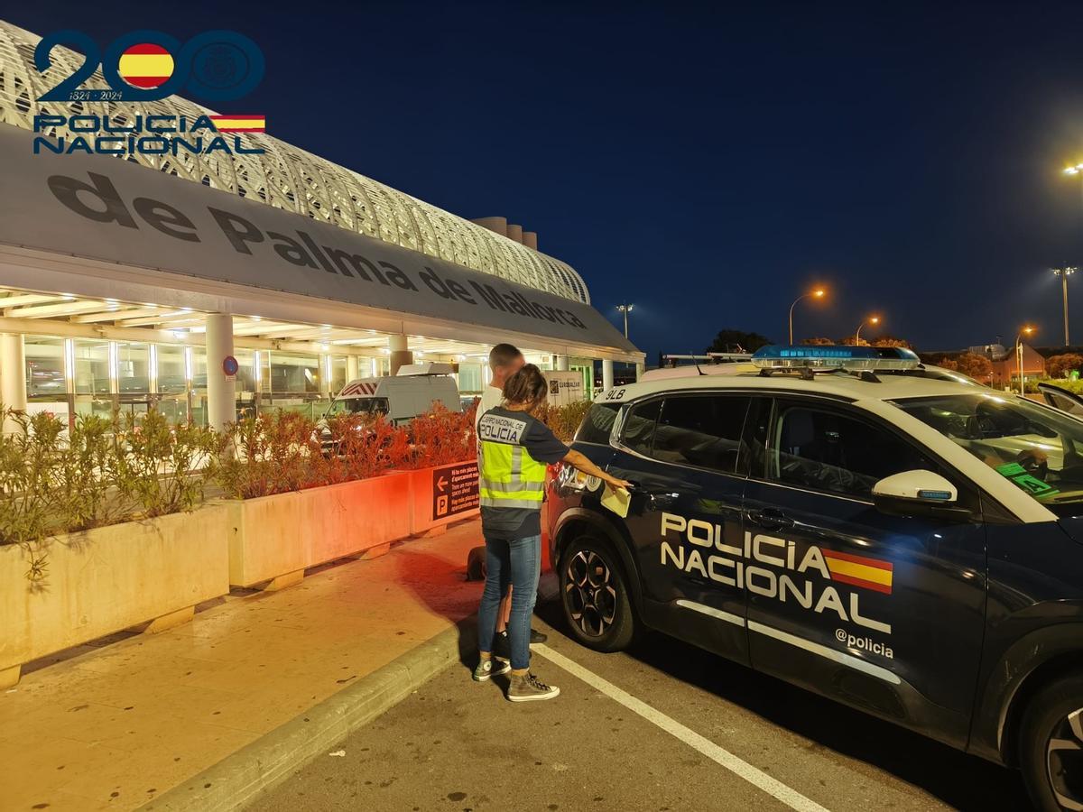 Efectivos de la Policia Nacional en el aeropuerto de Palma.