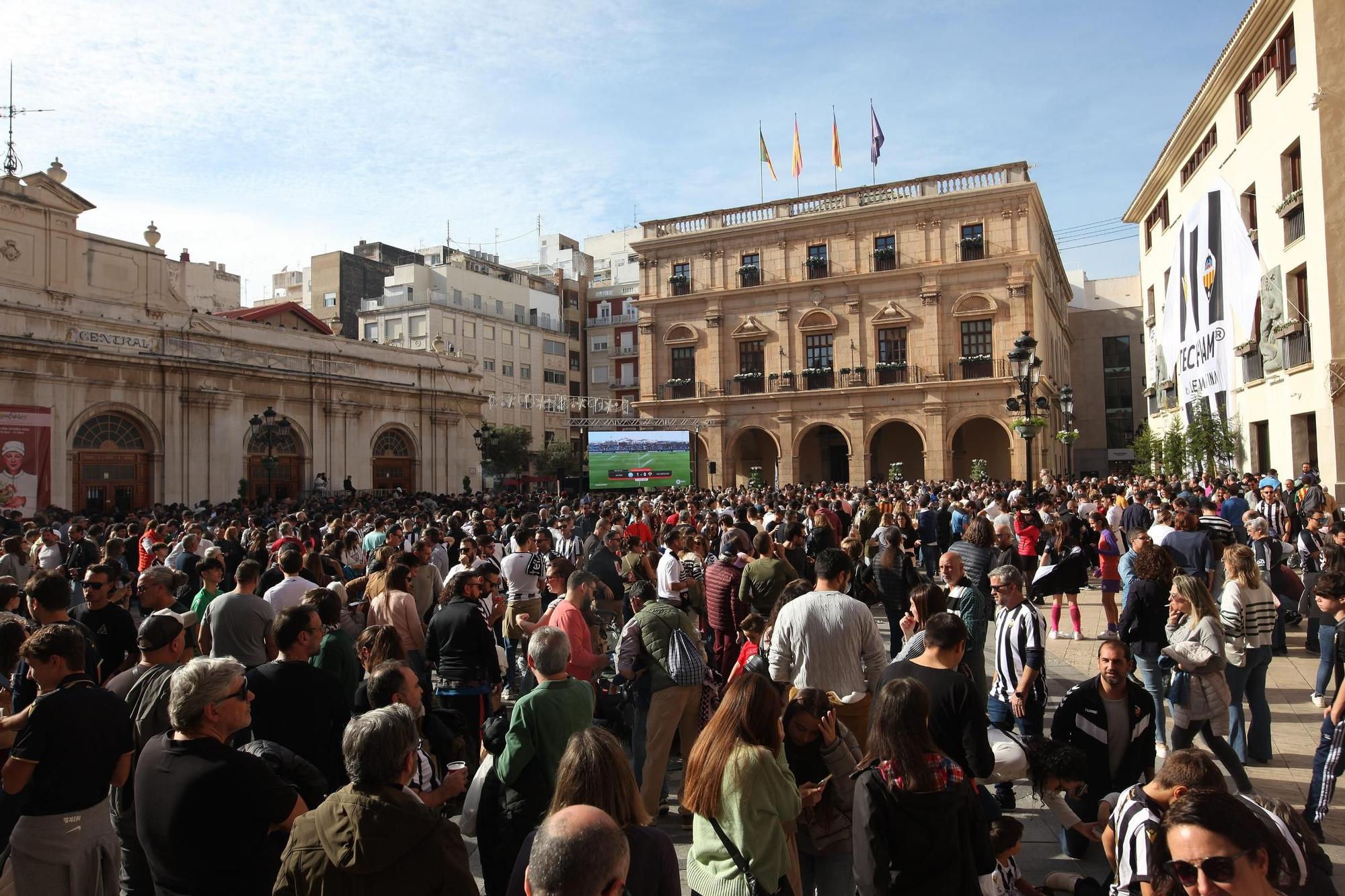 La plaza Mayor de Castelló se tiñe de albinegrismo en un día para el recuerdo