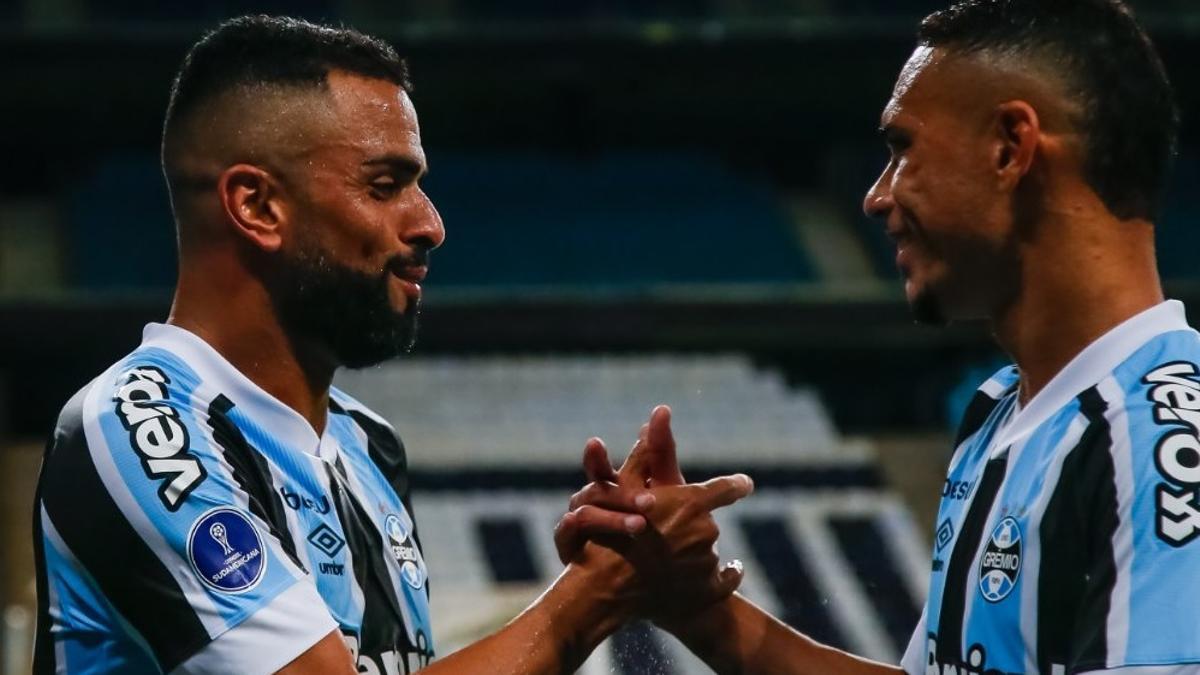 Jugadores de Gremio festejan un gol.