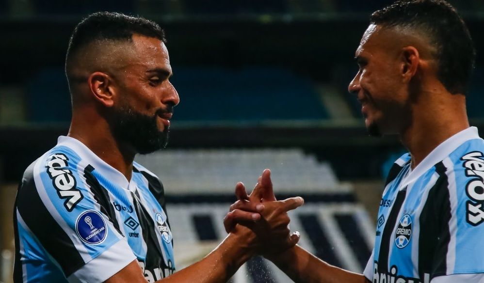 Los jugadores de Gremio festejan un gol.