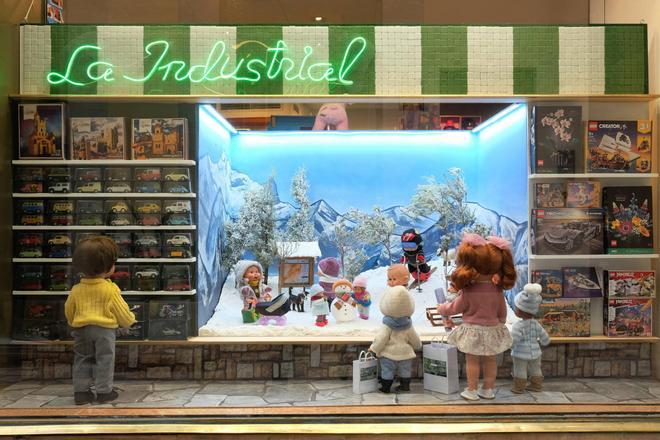 La juguetería La Industrial de Palma se homenajea a sí misma en su tradicional escaparate navideño