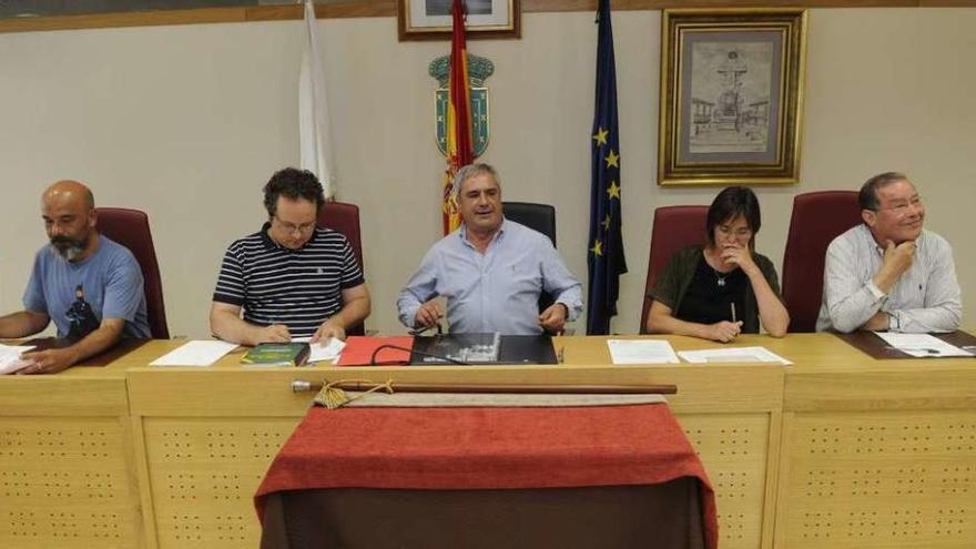 El alcalde, en el centro, preside un pleno de la Corporación municipal de Carral.