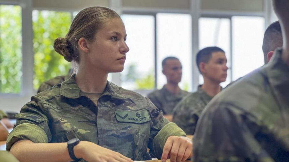 La princesa Elionor es posa l’uniforme militar el segon dia a l’Acadèmia de Saragossa