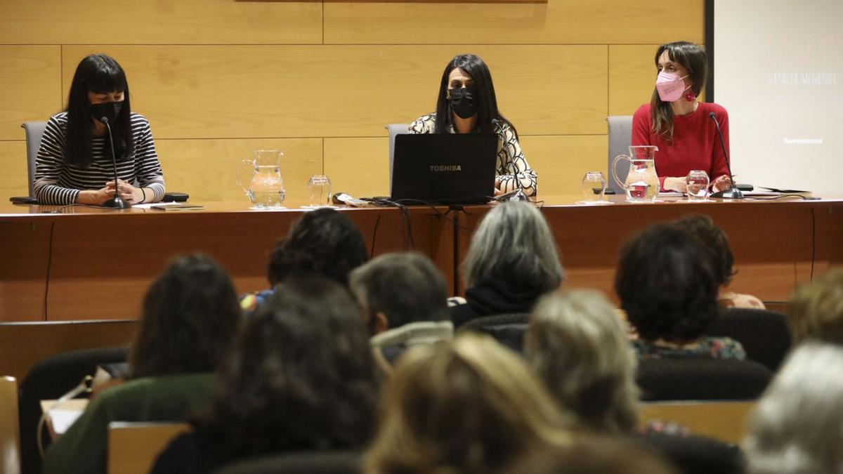Rebeca Fernández, Natalia Menéndez y Luz Mar González-Arias, ayer, durante la presentación de “Calibán”. | R. S. 
