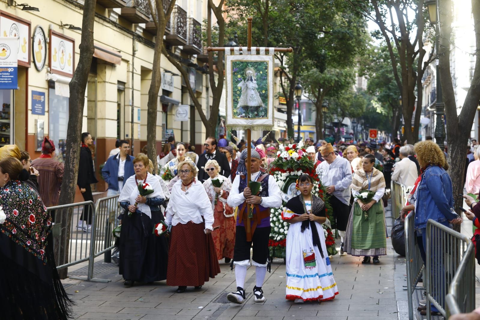En imágenes | Zaragoza vive su día grande con la Ofrenda de Flores a la Virgen del Pilar