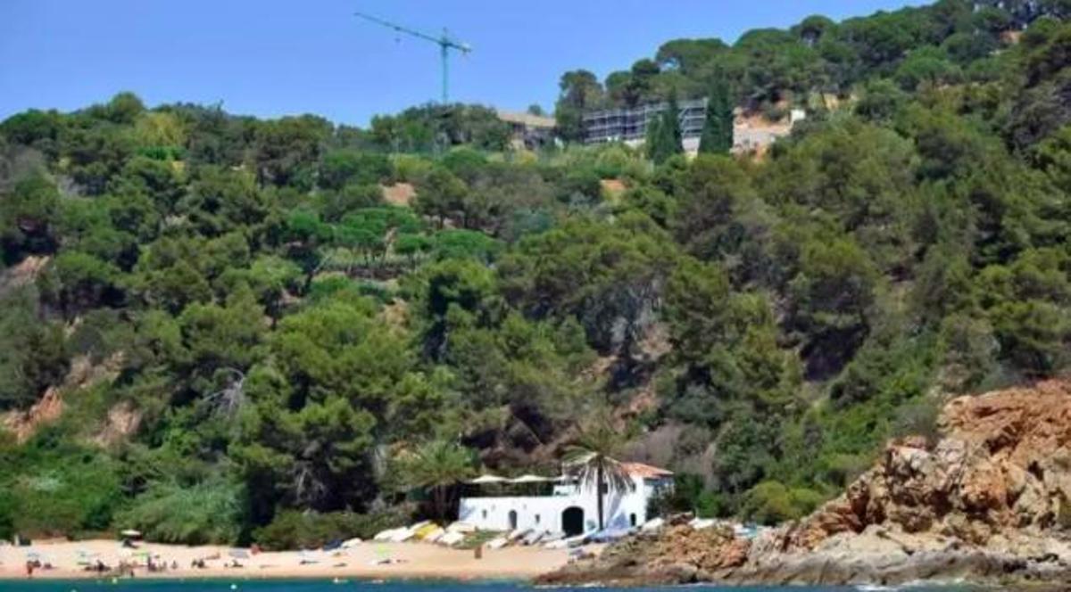 La finca al capdamunt de la muntanya ocupant el camí de ronda.