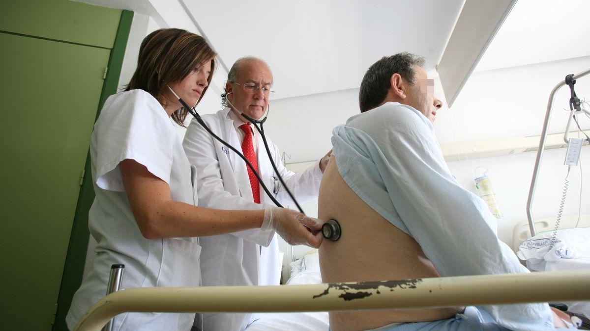 Una Médico Interno Residente (MIR) atiende a un paciente, supervisada por el facultativo titular.