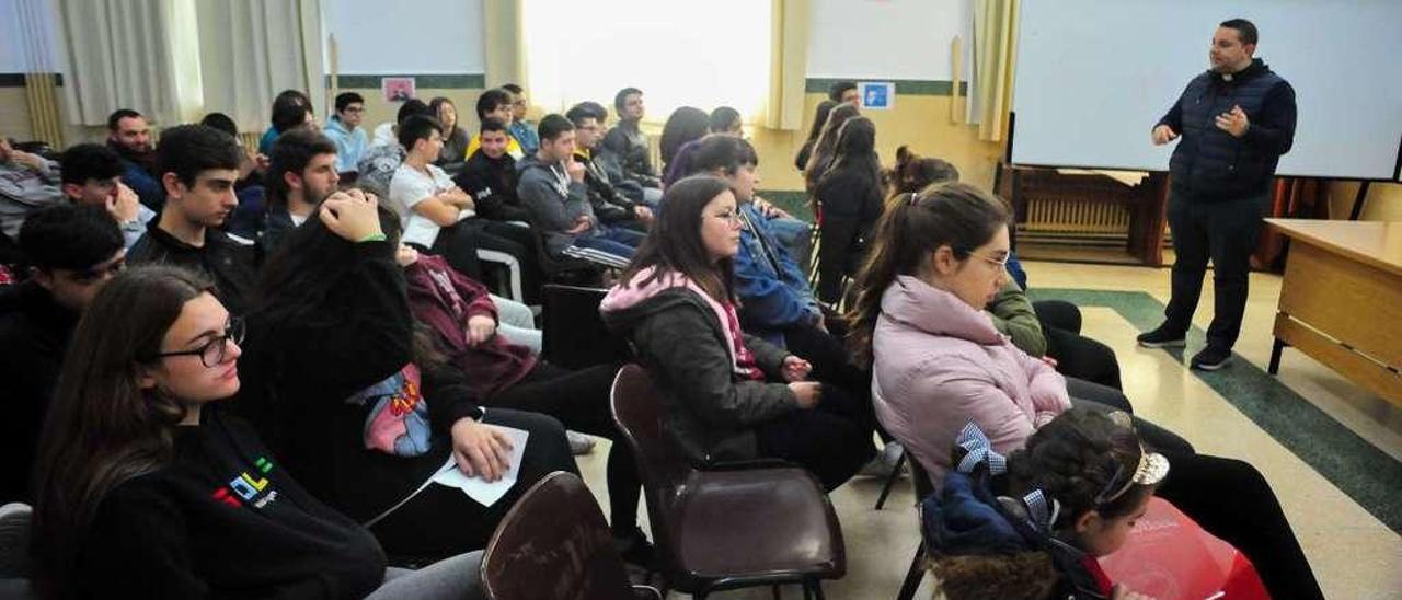 Un momento de la charla de orientación celebrada ayer por la tarde en los salesianos de Castrelo. // Iñaki Abella