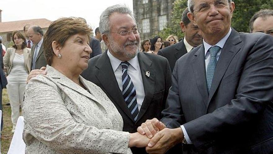 La presidenta de honor de la Fundación Érguete-Integración, la principal asociación contra la drogodependencia en Galicia, María del Carmen Avendaño, acompañada del presidente de la Xunta, Emilio Pérez Touriño (d), y del ministro de Sanidad y Consumo, Bernat Soria (c), tras el acto simbólico en el que en el Pazo de Baión se ha entregado a la población gallega. El pazo había sido requisado al narcotraficante a gran escala Laureano Oubiña, y es de hecho donde realizaba sus operaciones, por lo que la toma del pazo representa mucho para las asociaciones que han luchado contra el narcotráfico.