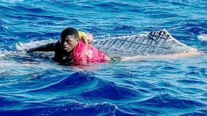 Vídeo | L’agònic rescat d’un noi de 17 anys a un nadó al Mediterrani