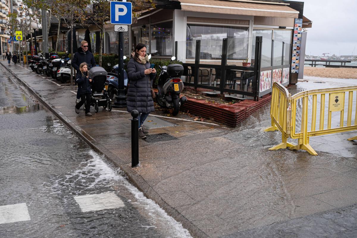 El temporal borra una parte del paseo marítimo de Blanes El temporal borra una parte del paseo marítimo de Blanes