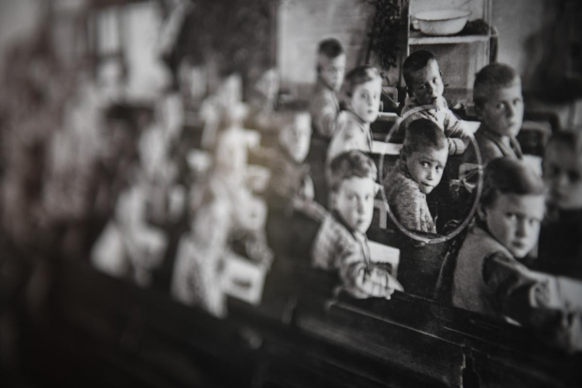 Una fotografía histórica muestra a Joseph Ratzinger en la educación de primer grado, en la casa natal del papa emérito Benedicto XVI, en Marktl, Alemania.