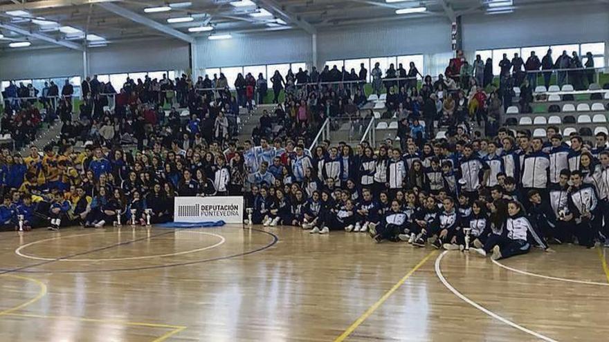 Los combinados gallegos y asturianos que participaron en el Torneo Diputación de Pontevedra posan en el pabellón Monte da Vila. // Muñiz