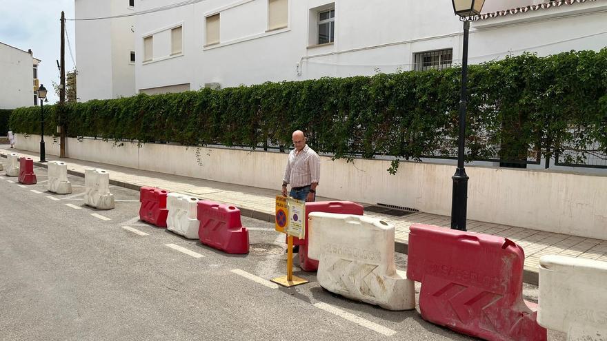 José Carlos Martín, primer teniente alcalde y concejal de Servicios Operativos de Mijas, en las obras de pavimentación de calle Los Naranjos