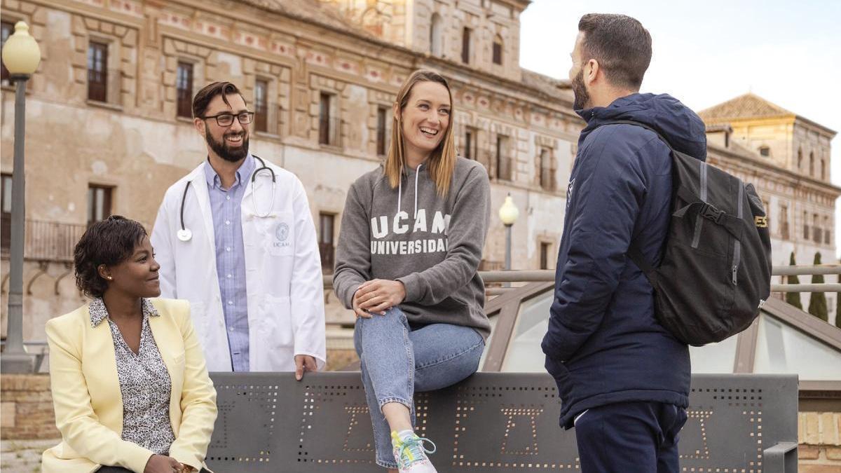 La olímpica y estudiante de la UCAM Mireia Belmonte, junto a otros alumnos, en el Campus de Los Jerónimos.