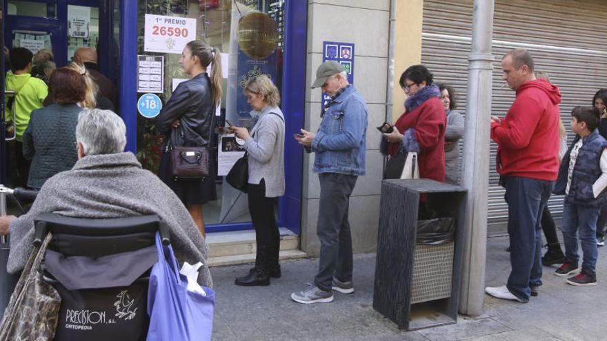 Numerosas personas hicieron ayer cola en las administraciones loteras de San Vicente del Raspeig para comprar décimos del Niño.