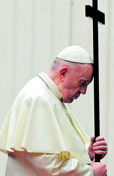 El papa Francisco en plena oración